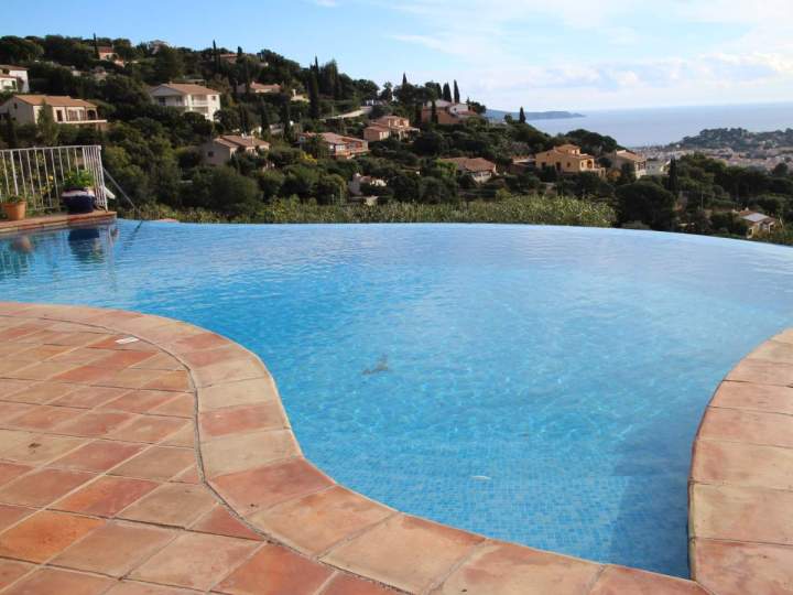 Terrasse de piscine Cogolin